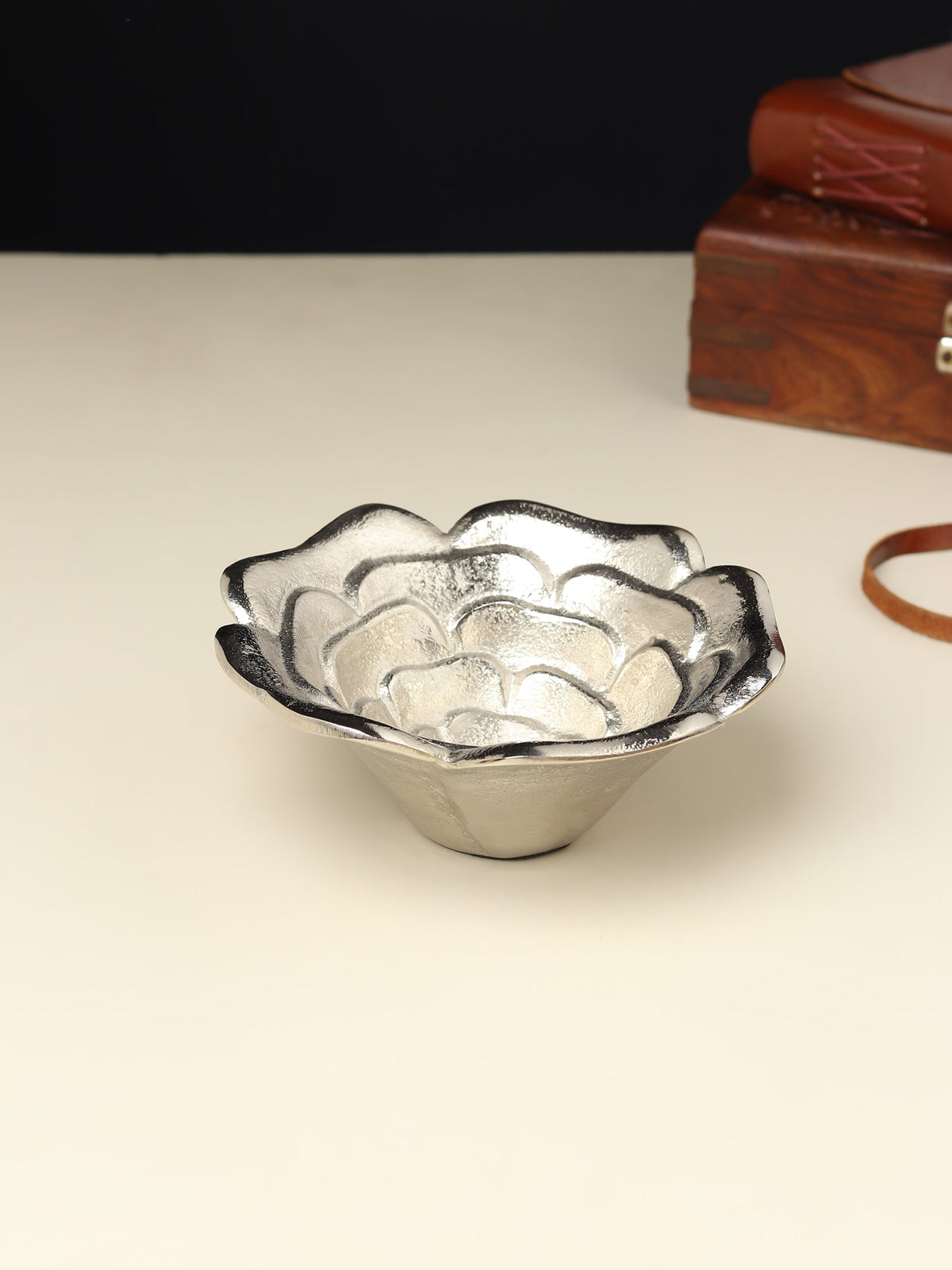 Petal Metal Bowl M.M.I. OVERSEAS