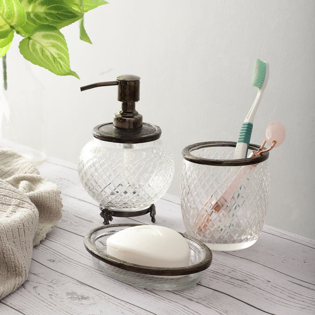 Ava cystal cut bathroom set in black M.M.I. OVERSEAS