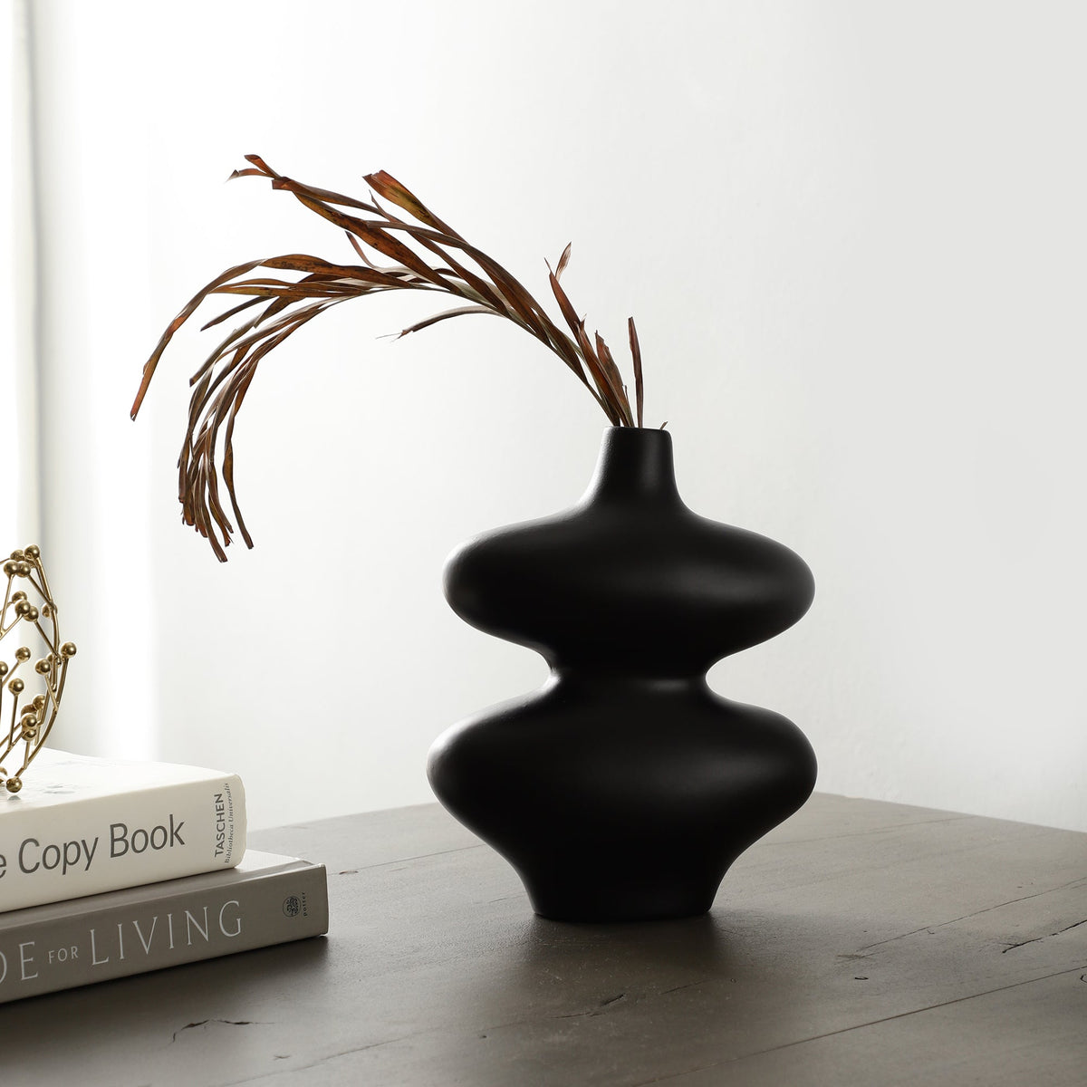 Ewan Black Vase M.M.I. OVERSEAS