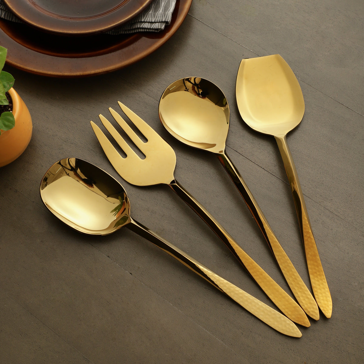 Dune Hammered Serving Set M.M.I. OVERSEAS