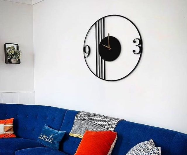 four lines dial black clock