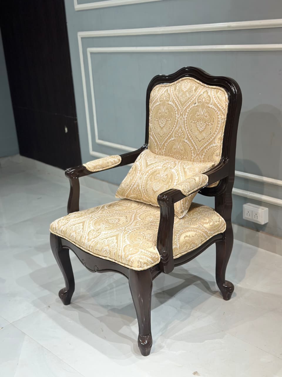 Albryna Wide Armchair