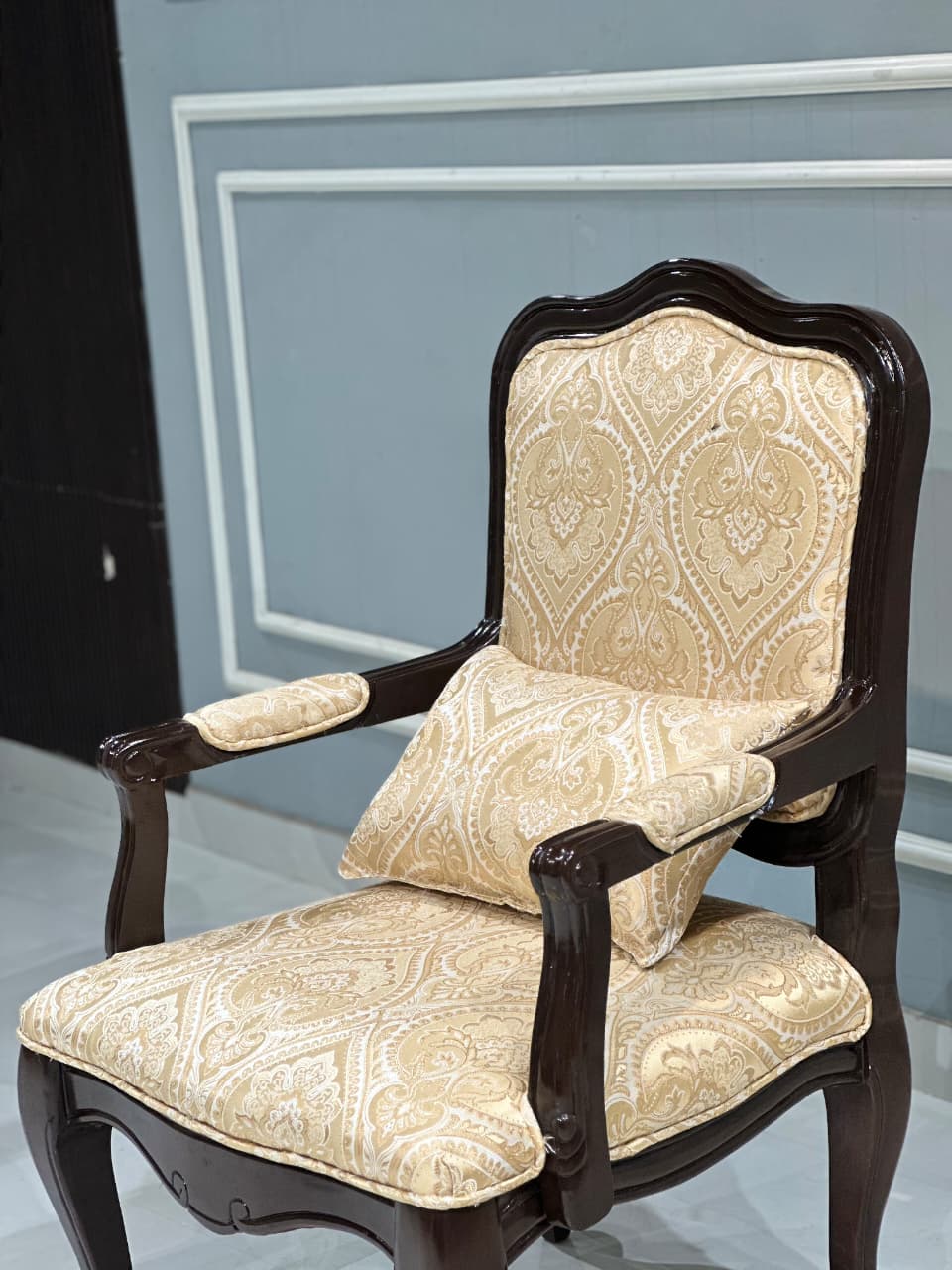 Albryna Wide Armchair