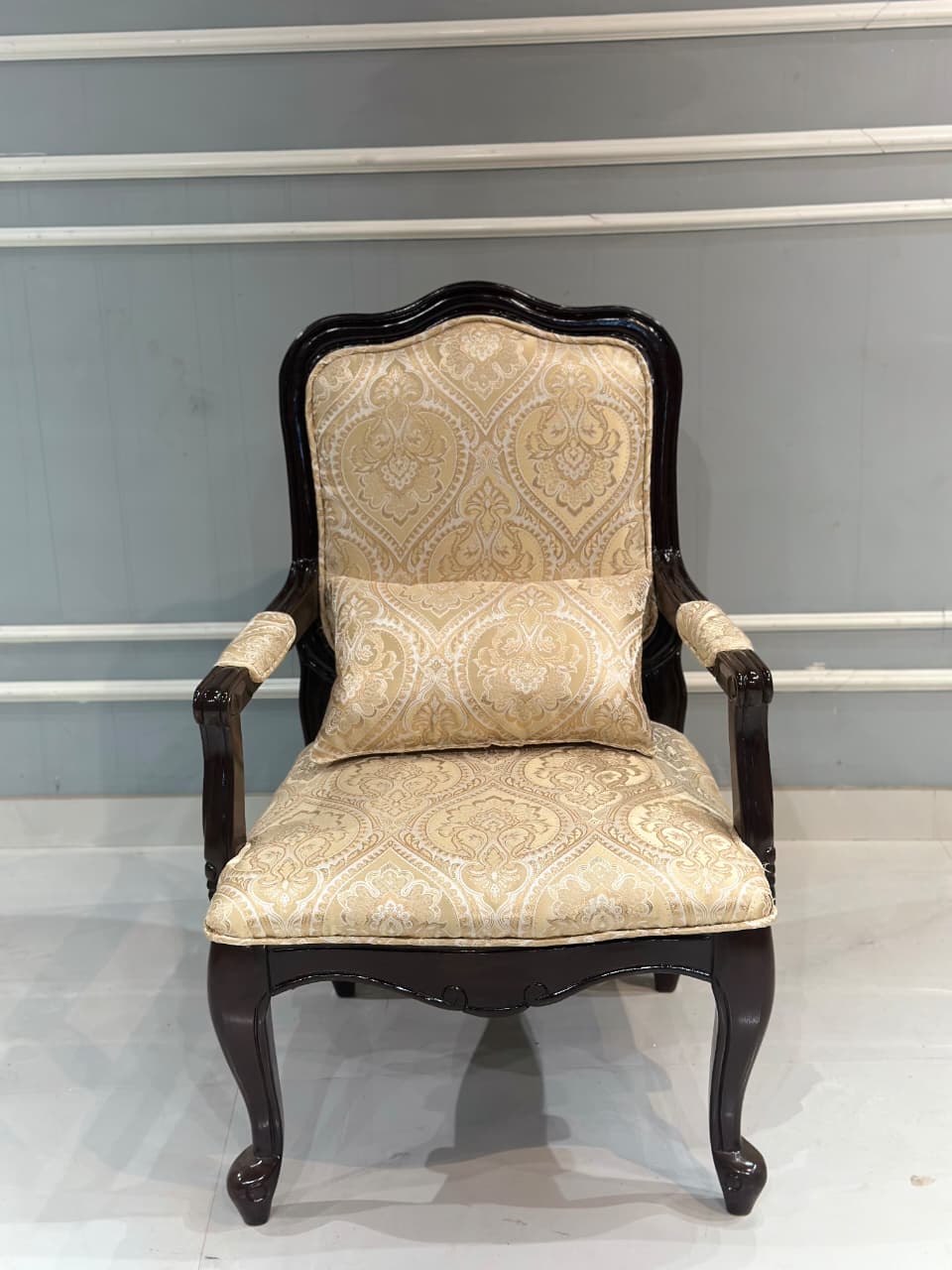 Albryna Wide Armchair