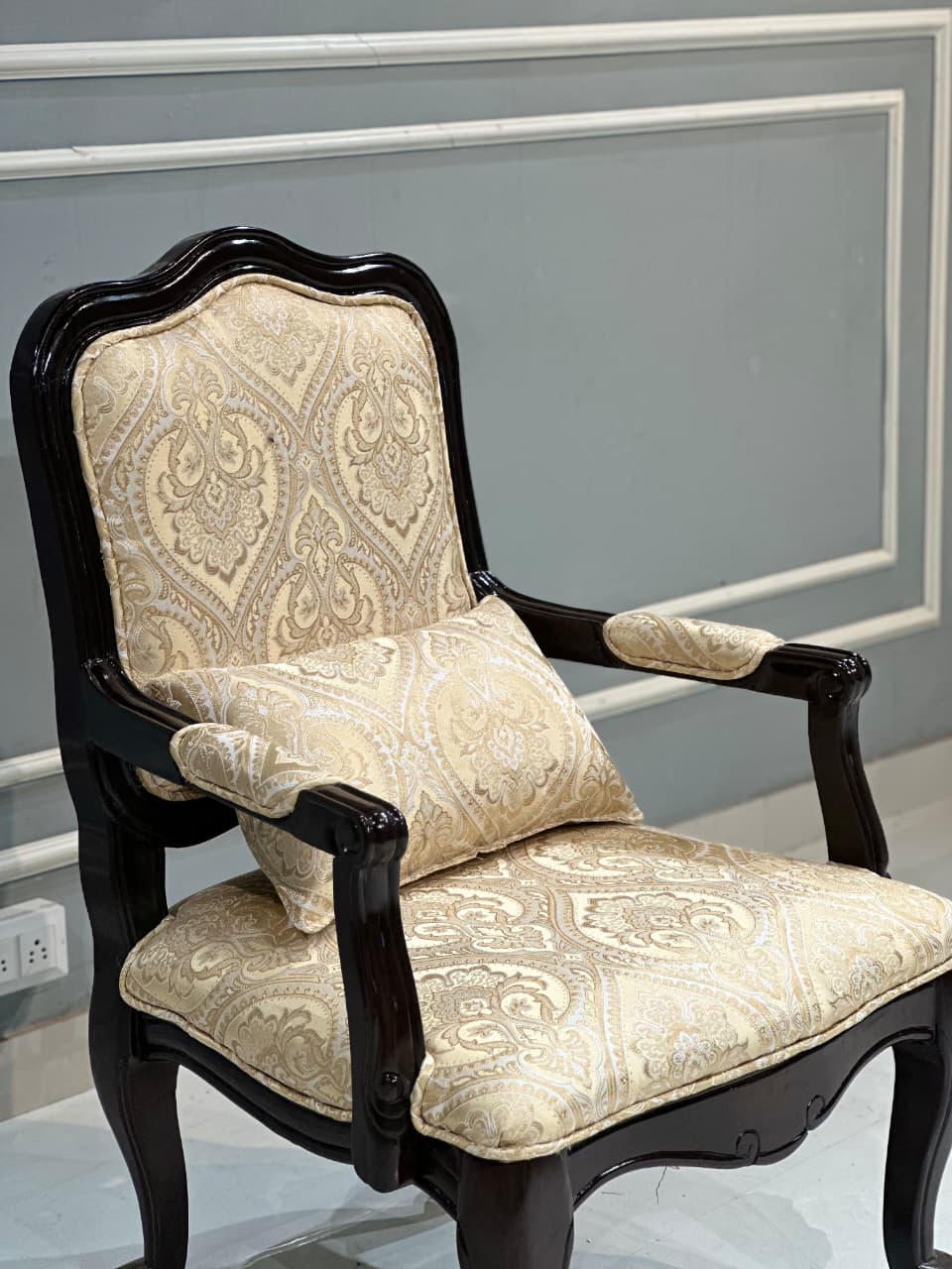 Albryna Wide Armchair