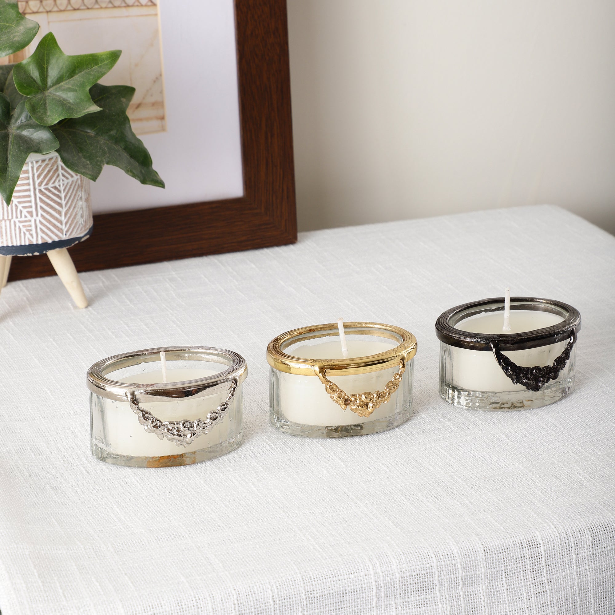 snowy whisper white scented candle jar with Golden Ring