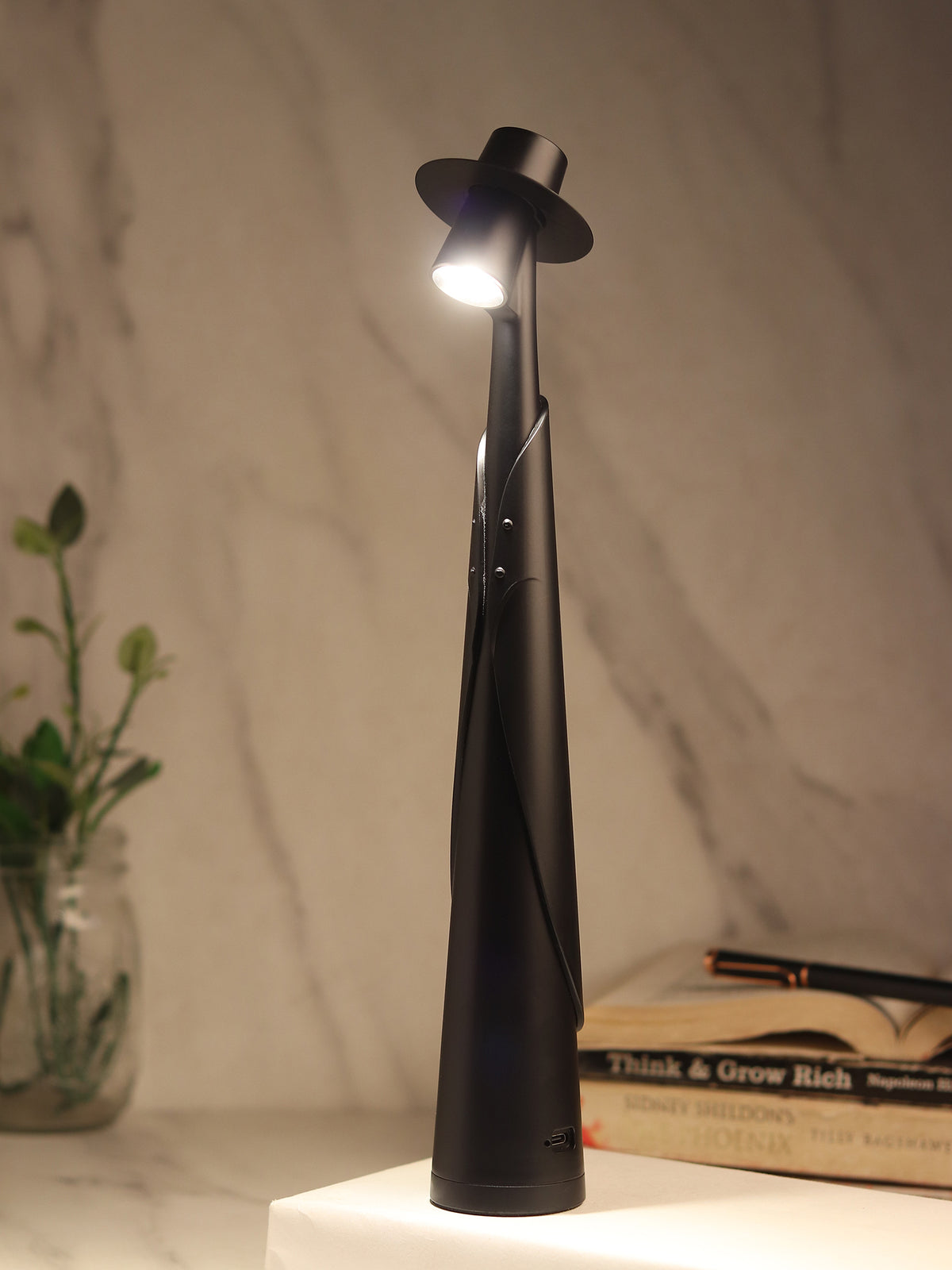 Baron Fedora Lamp
