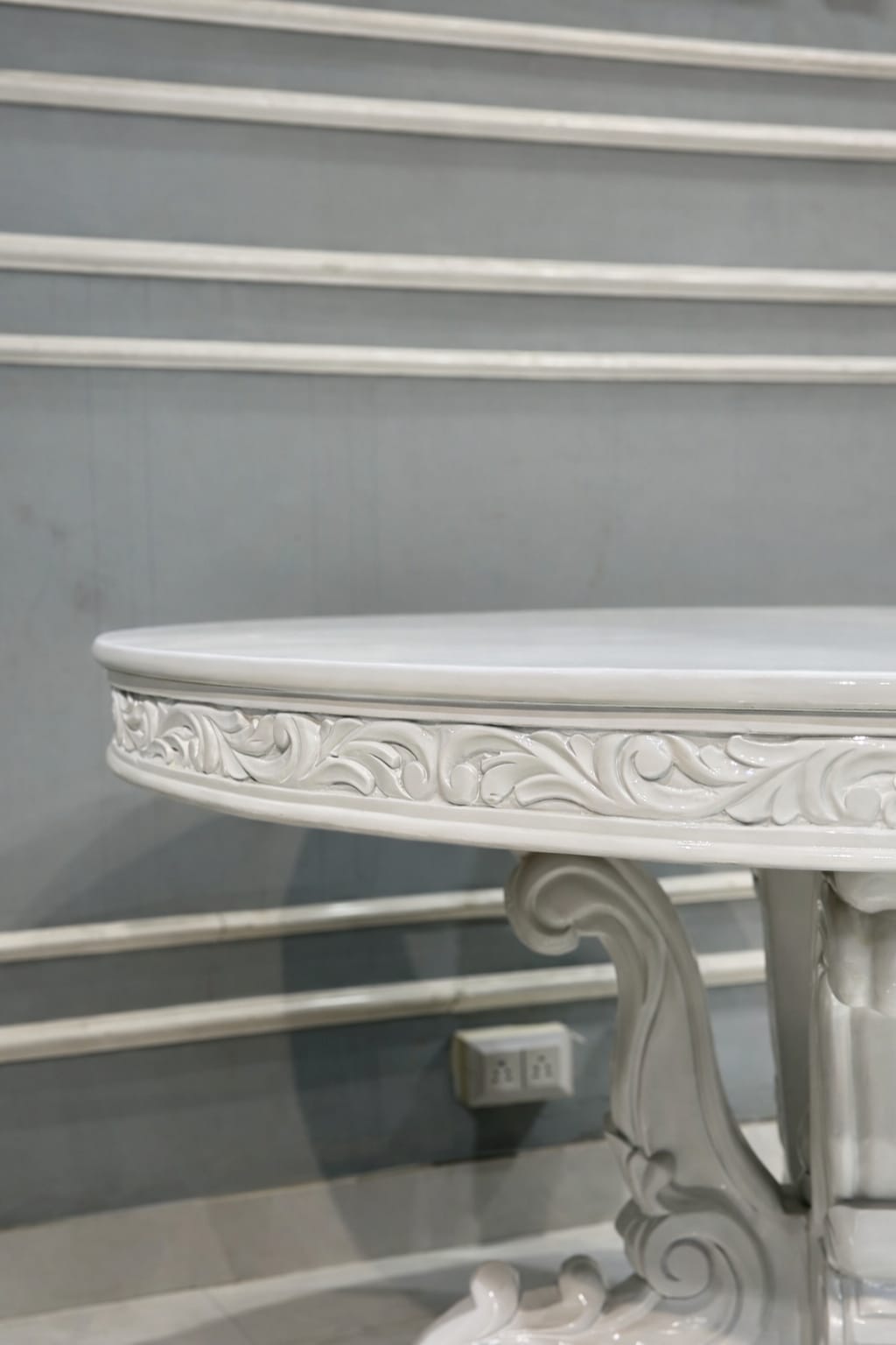 Luxury White Round Marble Finish Dining Table with Royal Carved Pedestal Base