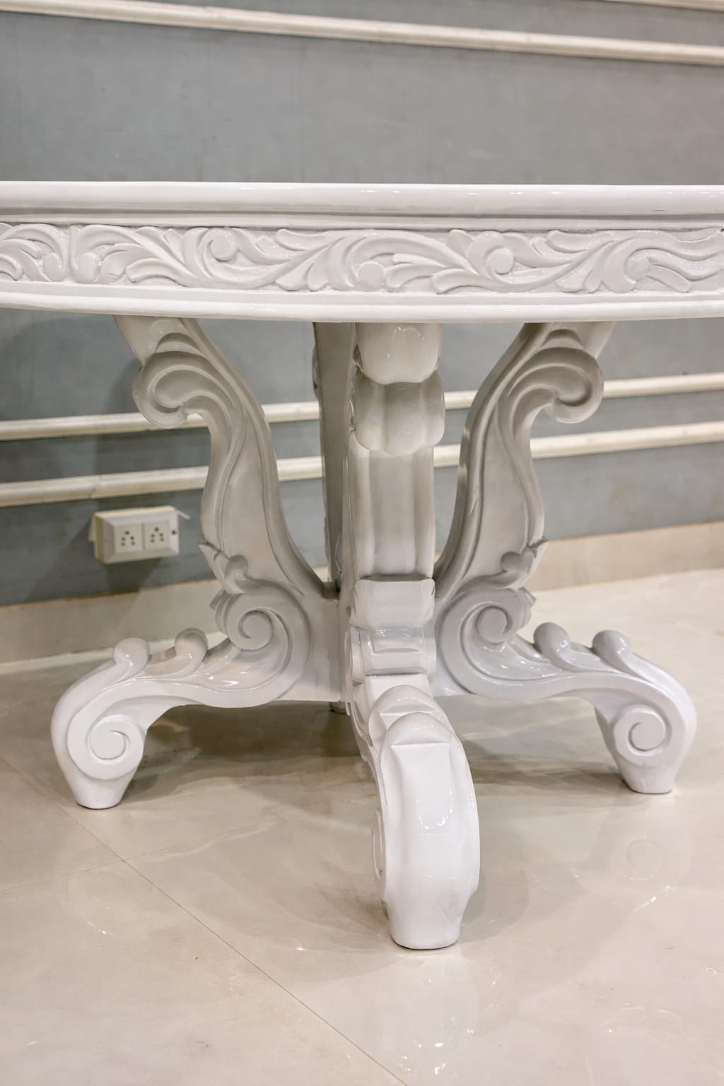 Luxury White Round Marble Finish Dining Table with Royal Carved Pedestal Base